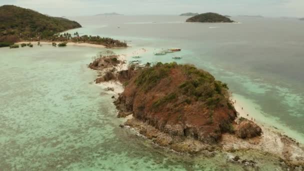 Маленький торпический остров с белым песчаным пляжем, вид сверху. — стоковое видео