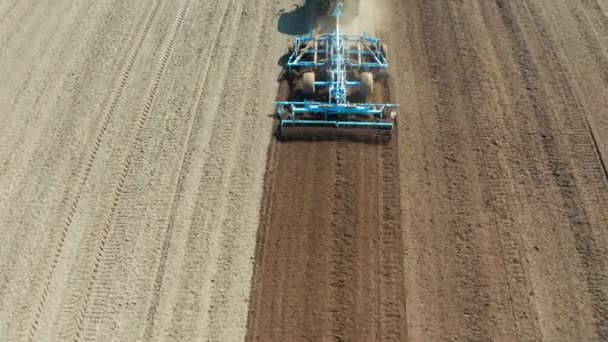 Mezőgazdasági területen tárcsás boronával felszerelt traktor — Stock videók