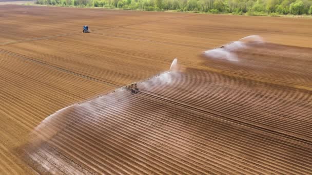 Irrigatiesysteem voor landbouwgrond. — Stockvideo