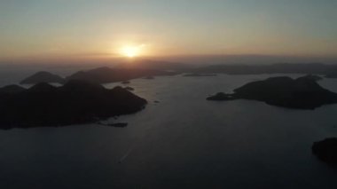 Deniz ve adalar üzerinde gün batımı. Filipinler, Palawan
