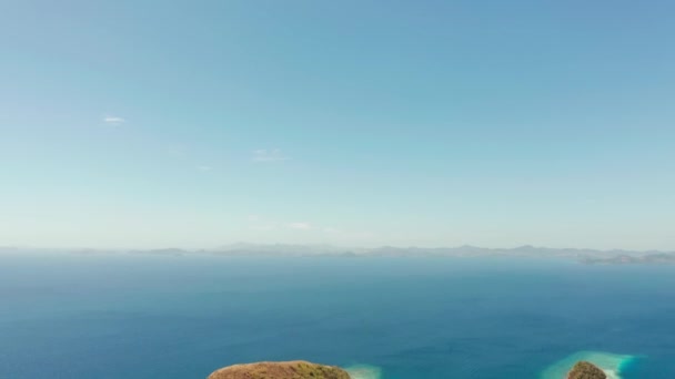 Piccola isola torpica con spiaggia di sabbia bianca, vista dall'alto. — Video Stock