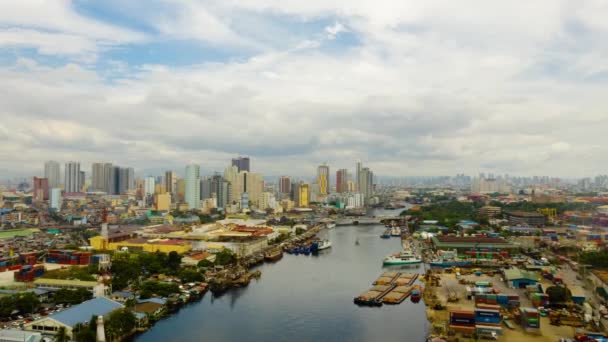 Manilla stadsgezicht met blauwe lucht en wolken tijd verval. — Stockvideo