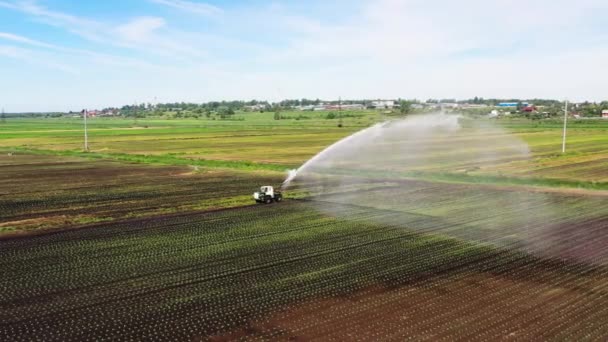 Irrigatiesysteem voor landbouwgrond. — Stockvideo