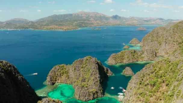 Göl kenarlı deniz burnu ve turkuaz su — Stok video