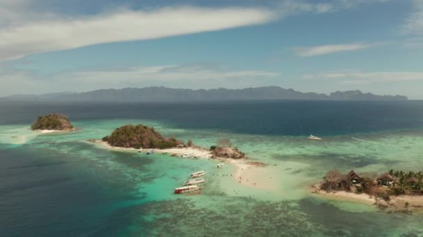 Kleine torpische Insel mit weißem Sandstrand, Blick von oben. — Stockvideo