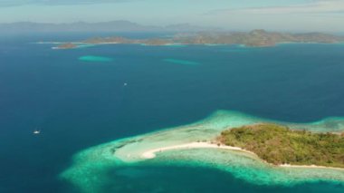 Kumlu plajlı tropik ada, Filipinler, Palawan