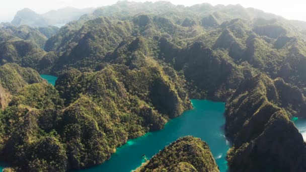 Lago de montaña Kayangan en la isla tropical, Filipinas, Coron, Palawan. — Vídeos de Stock