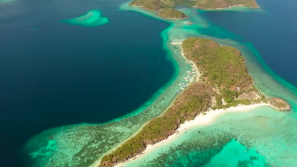 Kumlu plajlı tropik ada, Filipinler, Palawan — Stok video