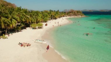 Beyaz kumlu sahili olan Torpikal bir ada..