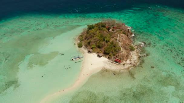 Petite île torpique avec une plage de sable blanc, vue sur le dessus. — Video