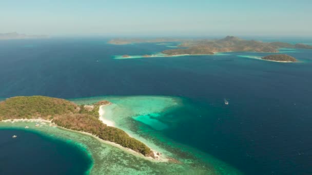 Tropický ostrov s písečnou pláží, Filipíny, Palawan — Stock video
