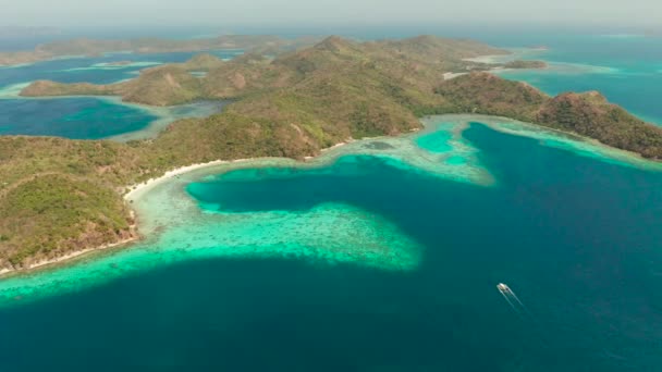 Klein torpisch eilandje met wit zandstrand, bovenaanzicht. — Stockvideo