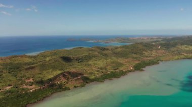 Tropikal adaları, lagünleri, Filipinleri, Palawan 'ı olan bir deniz burnu.