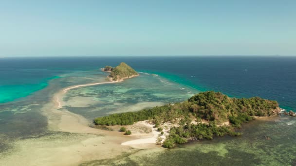 Kumlu plajlı tropik ada, Filipinler, Palawan — Stok video