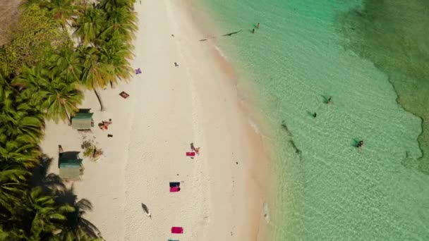 Торпический остров с белым песчаным пляжем, вид сверху. — стоковое видео