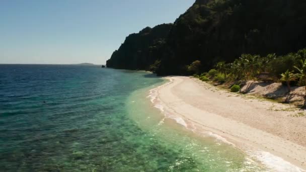 Havslandskap med tropisk strand och hav. — Stockvideo