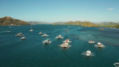 Mavi suyu olan bir körfezde turist tekneleri. Filipinler, Palawan
