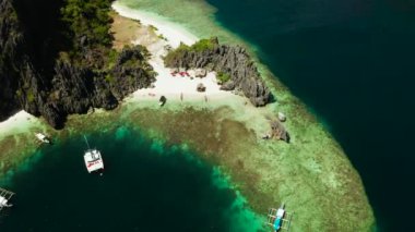 Tropik deniz suyu lagünü ve plaj, Filipinler, El Nido.