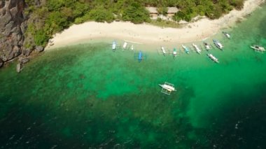 Kumlu bir tropik ada. El nido, Filipinler