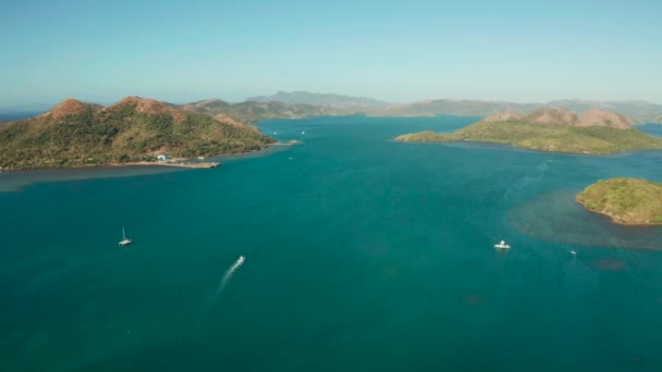 Turist båtar i en vik med blått vatten. Filippinerna, Palawan — Stockvideo