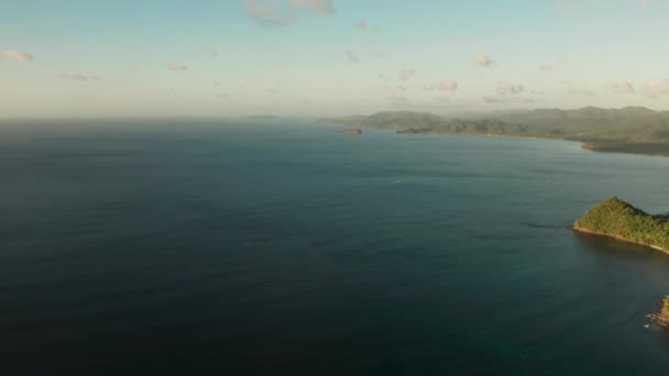 有蓝色泻湖的热带岛屿 — 图库视频影像
