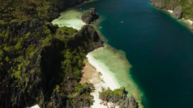Tropik deniz suyu lagünü ve plaj, Filipinler, El Nido.