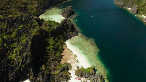 Tropik deniz suyu lagünü ve plaj, Filipinler, El Nido. — Stok video