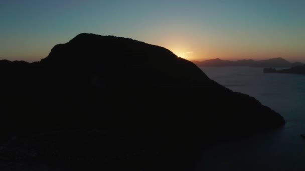 A bela baía ao pôr-do-sol. Vista aérea. — Vídeo de Stock