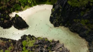 Tropik deniz suyu lagünü ve plaj, Filipinler, El Nido.