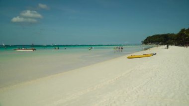 Tropik kumlu sahil ve mavi deniz, Filipinler.