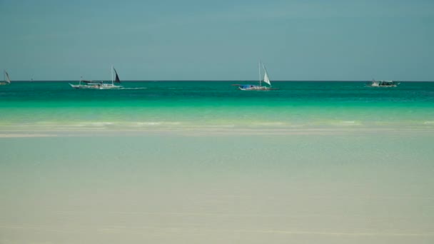 Playa tropical y mar azul, Filipinas. — Vídeo de stock