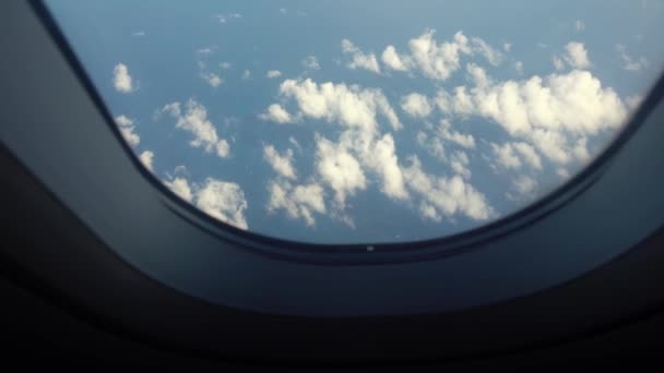 Utsikt från ett flygplansfönster på havet. — Stockvideo