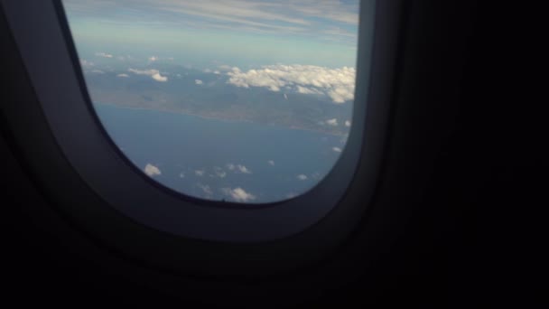 Vista de uma janela de avião no oceano. — Vídeo de Stock