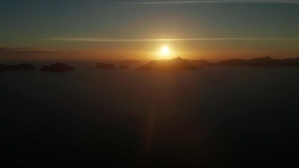 A bela baía ao pôr-do-sol. Vista aérea. — Vídeo de Stock