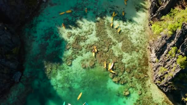 Tropisk havsvatten lagun med turister, Filippinerna, El Nido. — Stockvideo