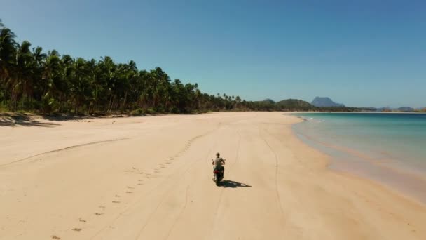 Man driving a motorcycle on beach. — Stock Video