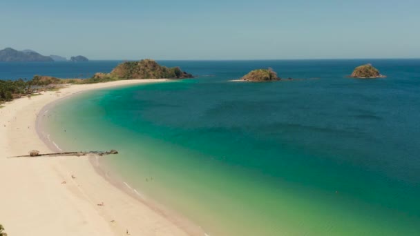 Praia tropical com areia branca, vista de cima. — Vídeo de Stock