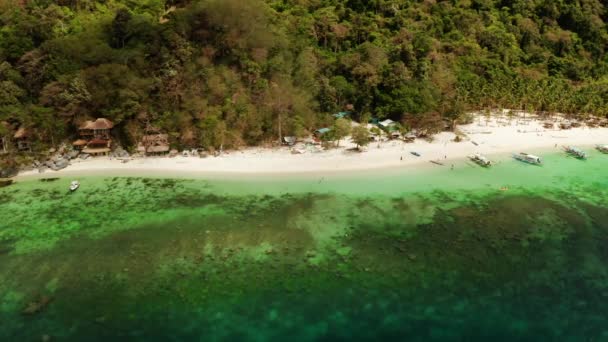 Тропический остров с песчаным пляжем. El nido, Филиппины — стоковое видео