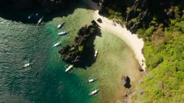 Tropik deniz suyu lagünü ve plaj, Filipinler, El Nido.