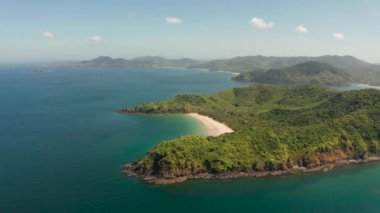 Tropik deniz suyu lagünü ve plaj, Filipinler, El Nido.