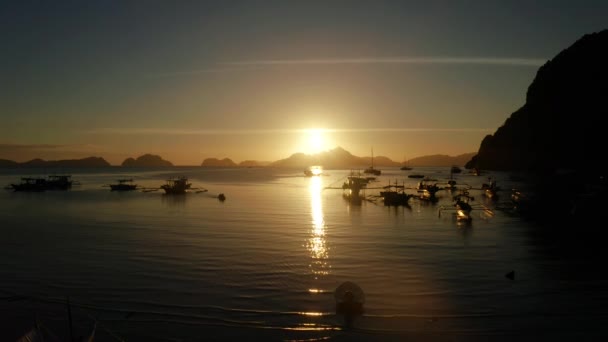 Puesta de sol sobre el mar y las islas. Filipinas, Palawan — Vídeo de stock
