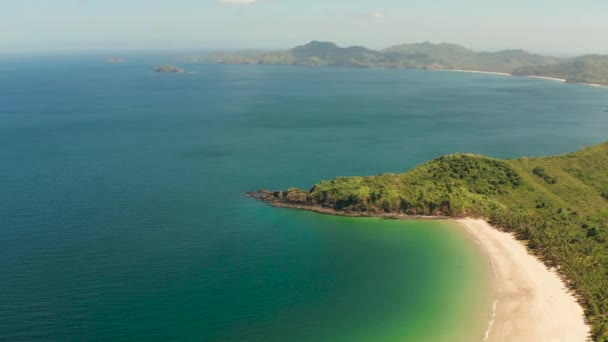 Laguna y playa de agua de mar tropical, Filipinas, El Nido. — Vídeos de Stock