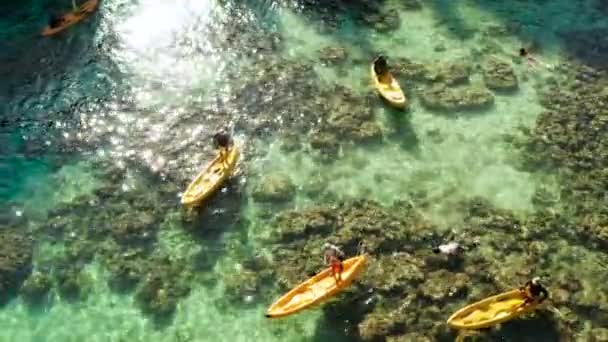 Lagoa de água do mar tropical com turistas, Filipinas, El Nido. — Vídeo de Stock