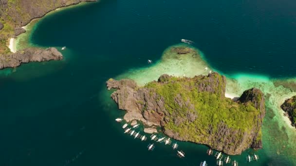 Widok z lotu ptaka na łodzie i klify wapienne. El nido, Filipiny — Wideo stockowe