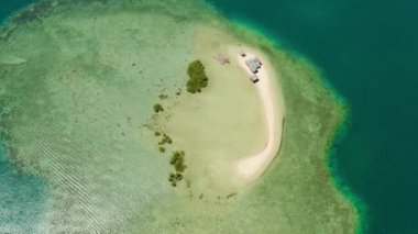 Kumlu bir tropik ada. Palawan, Filipinler
