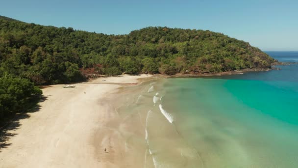 Tropischer Strand mit weißem Sand, Blick von oben. — Stockvideo