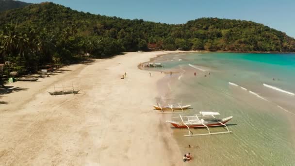 Playa tropical con arena blanca, vista desde arriba. — Vídeo de stock