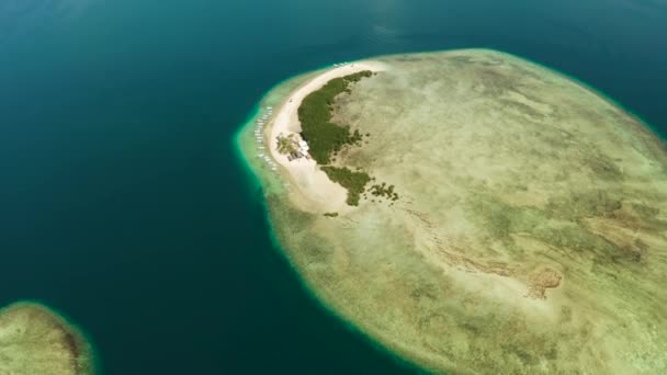 Île tropicale avec plage de sable fin. Palawan, Philippines — Video