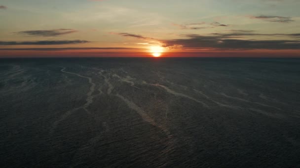 Sonnenuntergang über dem Meer. — Stockvideo