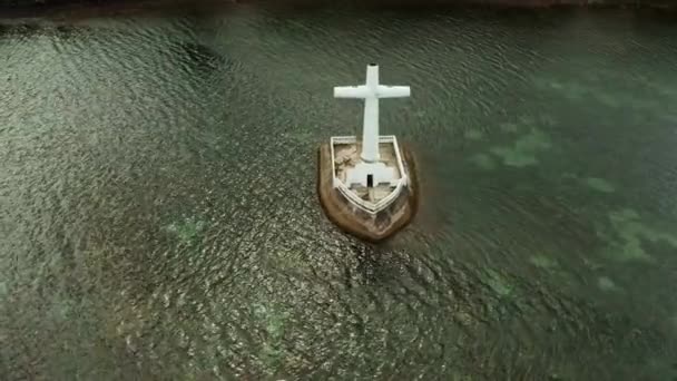 Croce del cimitero sommerso nell'isola di Camiguin, Filippine. — Video Stock